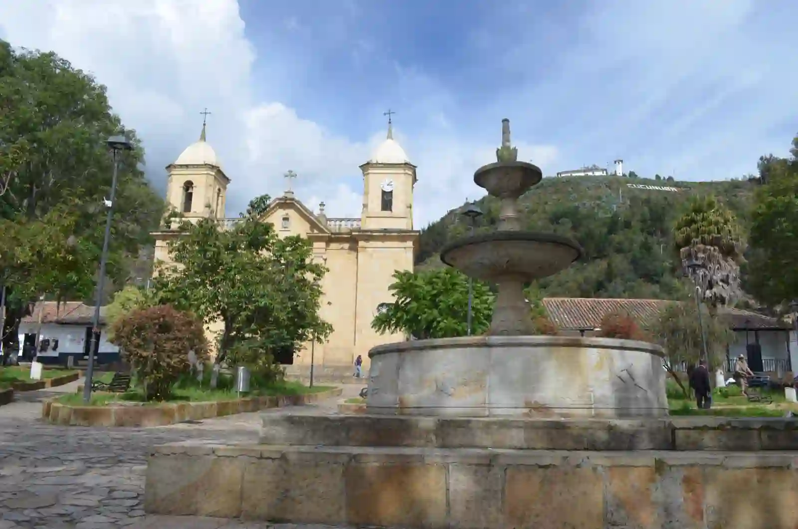 Plaza principal de Cucunubá con letras monumentales